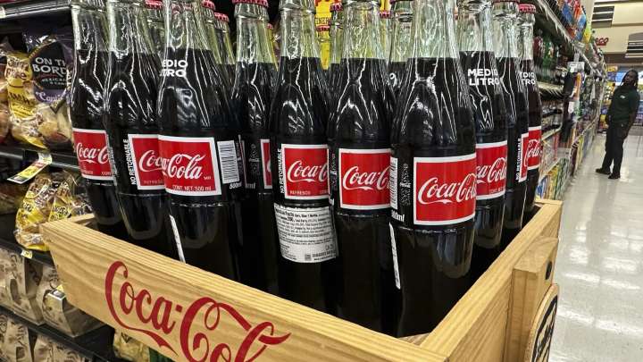 El motivo por el que la Coca-Cola sabe mejor en botella de vidrio o servida de grifo