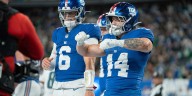 Giants’ Jaxson Dart hilariously high-fives ref during Cam Skattebo touchdown