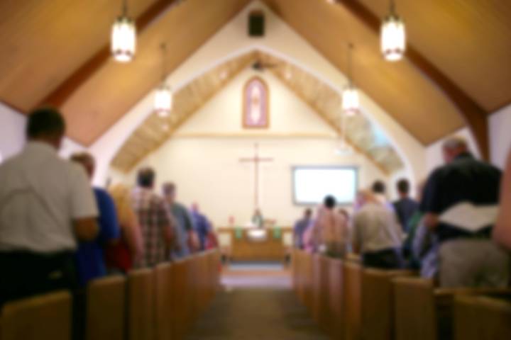 Los hombres superan a las mujeres en asistencia a la iglesia, especialmente entre Generación X y Millennials