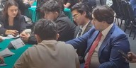 Hijo menor de AMLO se presenta en sociedad en evento político