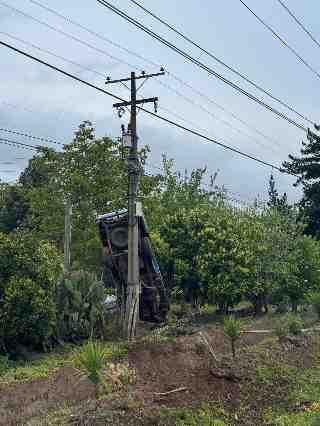 Vehiculo queda practicamente montado sobre poste en Ruta 90