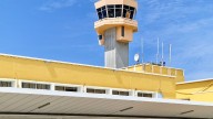 FAA reporta problemas de personas en aeropuertos de LA y Denver