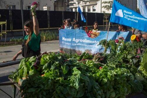 En Plaza de Mayo | Productores rurales protestaron regalando 20 mil kilos de alimentos ante la crisis del sector