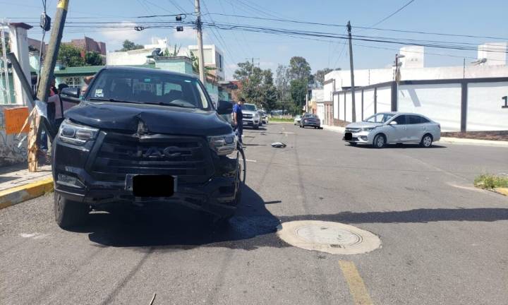 Chocan dos vehículos y uno se proyecta contra poste