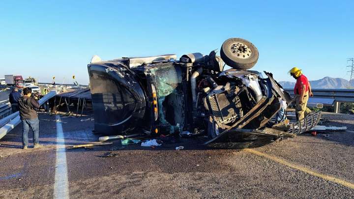 Atención. Aparatosa volcadura de tráiler en Libramiento Norte Laguna deja a 3 lesionados