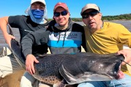 Pescadores capturaron un surubí negro de 45 kilos en el río Uruguay