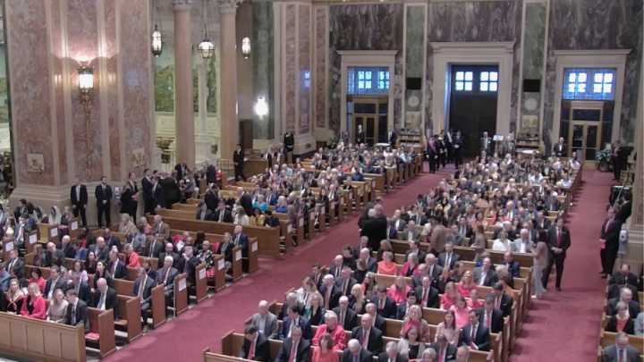Arrestan a un hombre con cientos de explosivos afuera de una catedral de Washington antes de la Misa Roja de SCOTUS