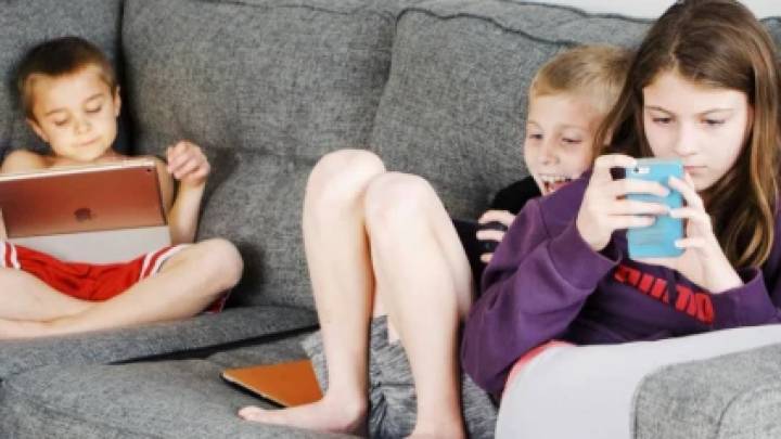 Casi la mitad de niños andaluces de entre 3 y 7 años usa pantallas más de una hora al día