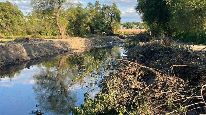Tlaxcoapan: Conagua realiza labores de limpieza en canales previo a revestimento