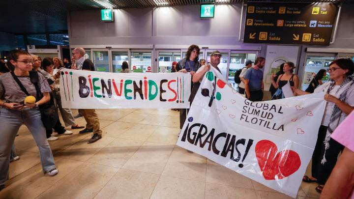 Los activistas españoles de la Flotilla llegan a Barajas y son recibidos por decenas de personas: "¡Que viva la lucha del pueblo palestino!"