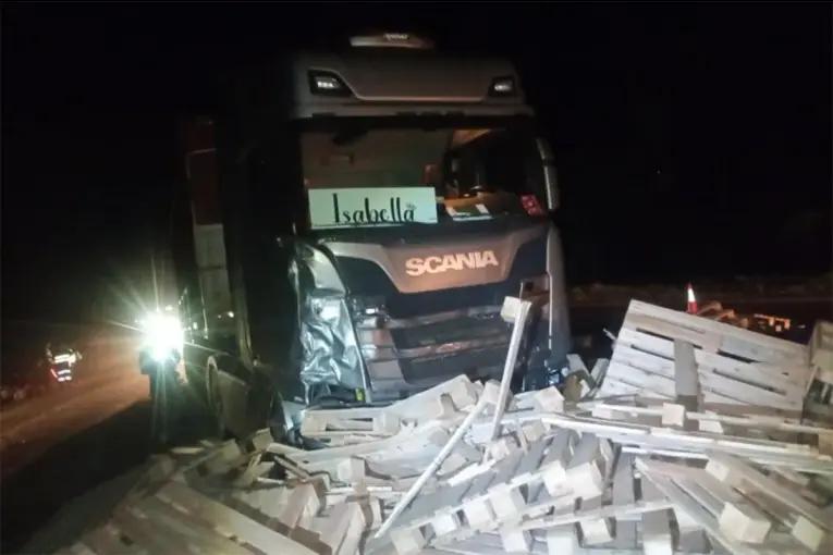 Camión reventó una cubierta, volcó y chocó contra otro rodado de gran porte