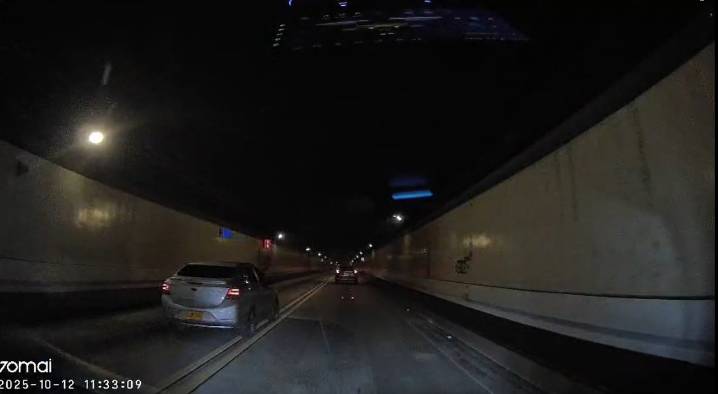 ¿Iba con mucho afán? Peligrosa maniobra dentro del Túnel de Oriente quedó en video