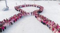 Forman moño rosa gigante en el Ayuntamiento por el Día Internacional contra Cáncer de Mama