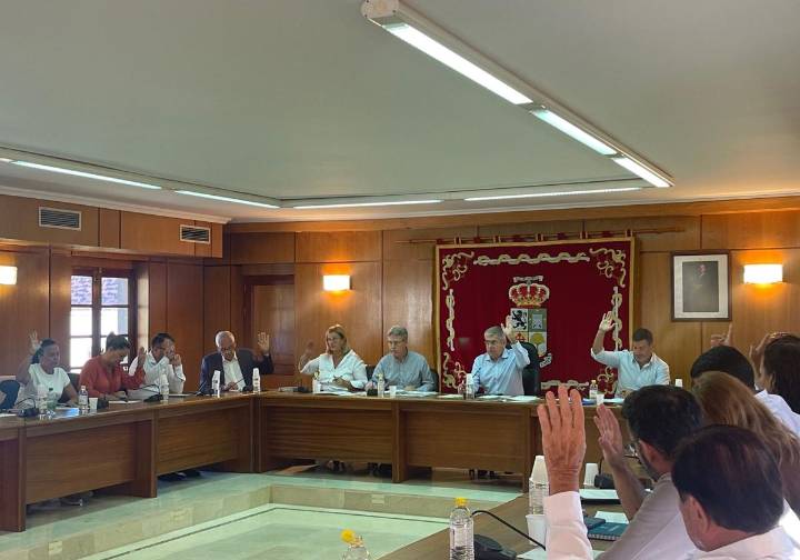 Marichal y Narváez se enzarzan en el pleno por el plan del sinhogarismo