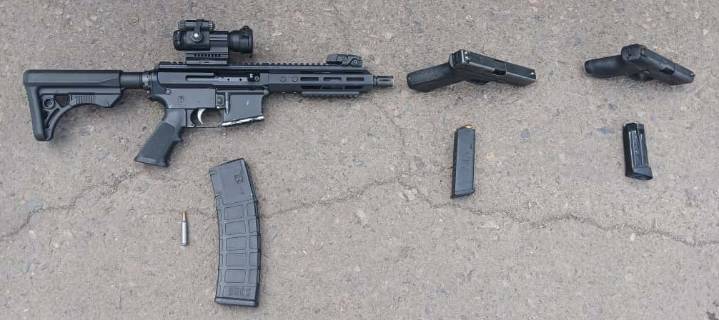 DETIENE A DOS PERSONAS EN POSESIÓN DE ARMAS, CARGADORES Y CARTUCHOS ÚTILES