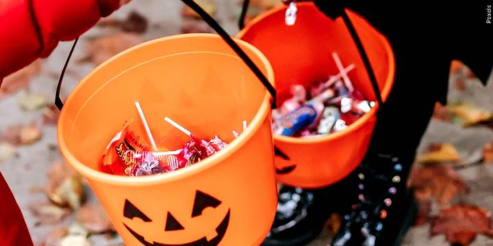 94.7 WMAS hosts Halloween at the Hall