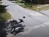 Violento choque de dos motociclistas en Tigre: ambos salieron "volando" por el aire tras el impacto