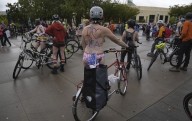 Ciclistas desnudos se manifiestan contra las tropas federales