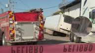 Caja de Tráiler Cargada con Toneladas de Aguacate Hunde Pavimento en Colonia de Hermosillo
