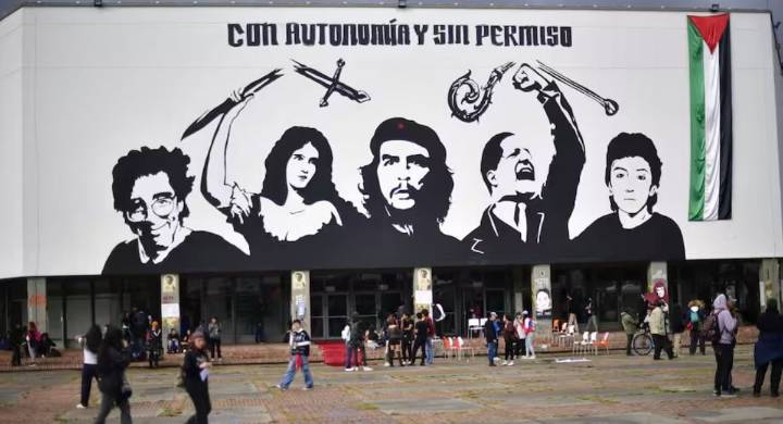 Ordenan desalojo de la Universidad Nacional en Bogotá por presunto explosivo Las autoridades ordenaron el desalojo del campus universitario.
