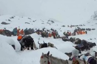 Hundreds of hikers trapped on Mount Everest by snowstorm