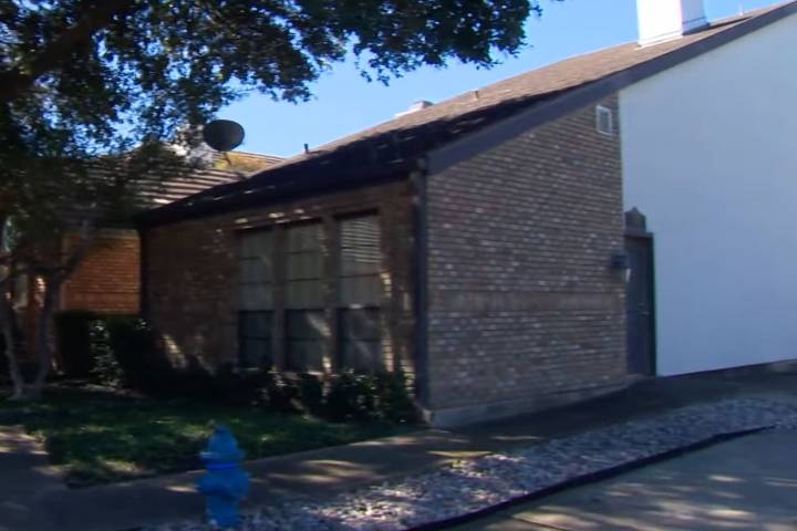 Man Notices Strong Smell After Entering Home, Police Find Body Inside