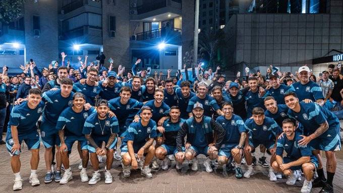 Racing ya está en Río: el plantel fue recibido por una multitud antes de enfrentar a Flamengo