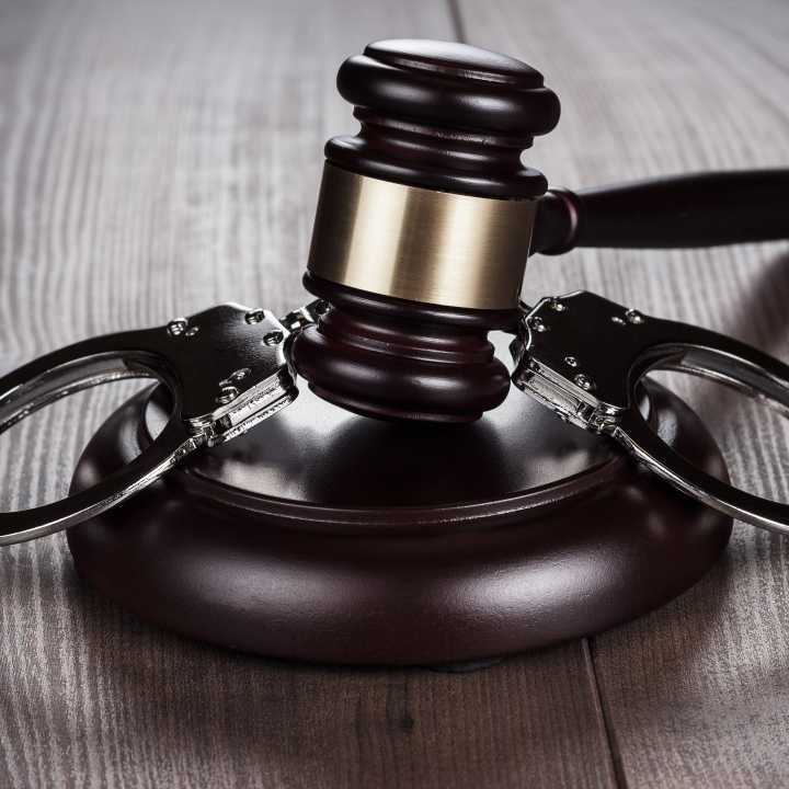 Mujer condenada a cadena perpetua por apuñalar fatalmente a un niño de 3 años