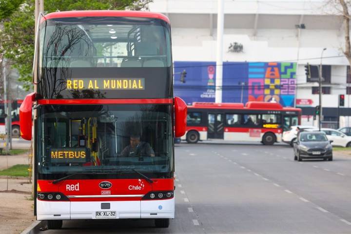 Bus eléctrico de dos pisos choca con árbol en Lastarria pocas horas después de su estreno