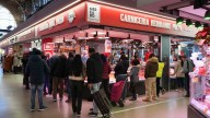 David y Erika, la sonrisa diaria que mantiene viva una carnicería emblemática del Mercado Central de Zaragoza