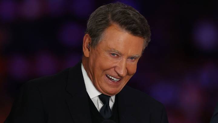 Wayne Gretzky signs contract extension with TNT to remain an analyst