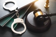 Cirujano de Nueva York acusado de agredir sexualmente a una mujer a punta de pistola