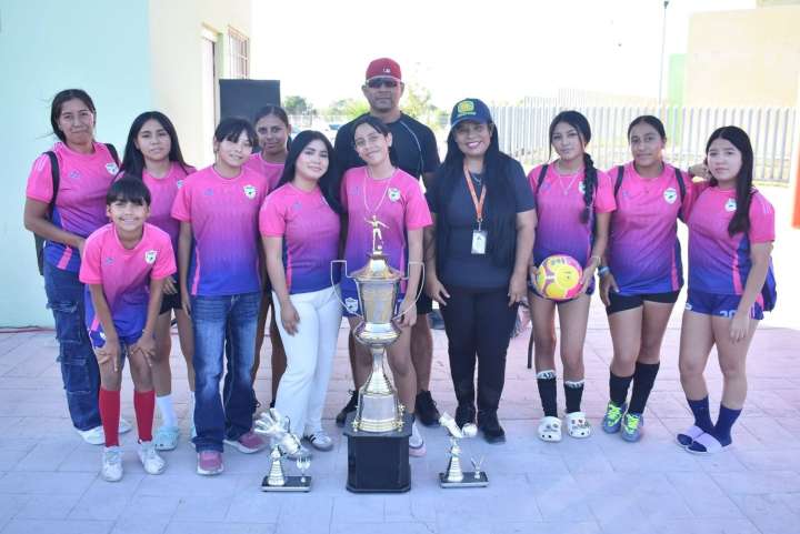 Inauguran y premian la Liga Femenil de Fútbol en Nava
