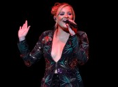 Country music star breaks down in tears while making revelation about her father