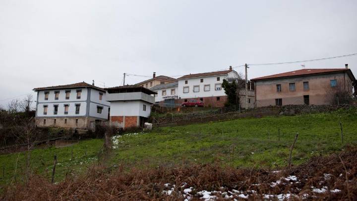 Medio Rural invierte 287.000 euros en pavimentar 2,8 kilómetros de camino para unir Porley y Valleciello en Cangas del Narcea
