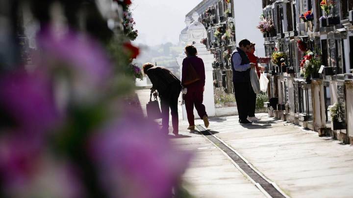 Gijón se prepara para el día de Todos los Santos: horarios de misas, visitas a cementerios y frecuencias y líneas especiales de autobuses