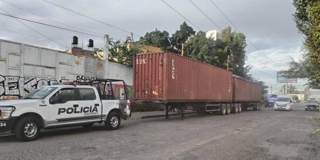 Policías de Tlaquepaque aseguran contenedores con carga millonaria
