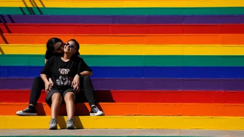 Abbott amenaza con retirar fondos a ciudades con pasos peatonales pintados con bandera LGTBI