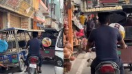 ‘Kaisa Chala Lete Ho’: Bareilly Man, On Bike, Balances Samosa Tray Like It’s Nothing; Internet Says ‘Kitna Hygienic…’