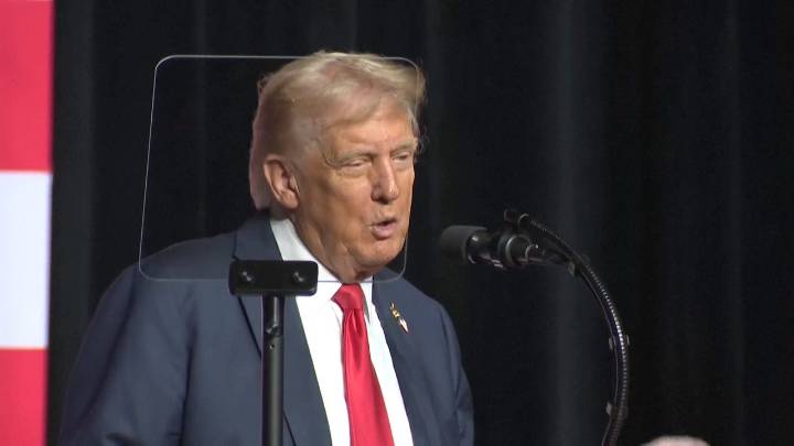Trump 'amenaza' con despedir a militares al no recibir aplausos: "Nunca vi una sala tan silenciosa"