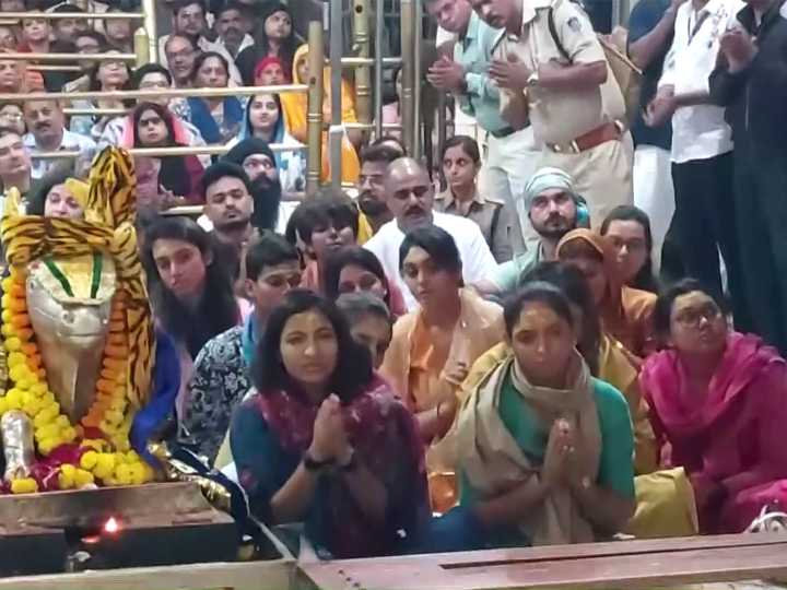 Skipper Harmanpreet, India players visit Mahakaleshwar temple