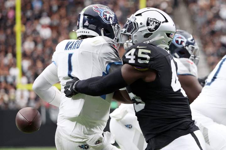Devin White, Raiders defense dominate in 20