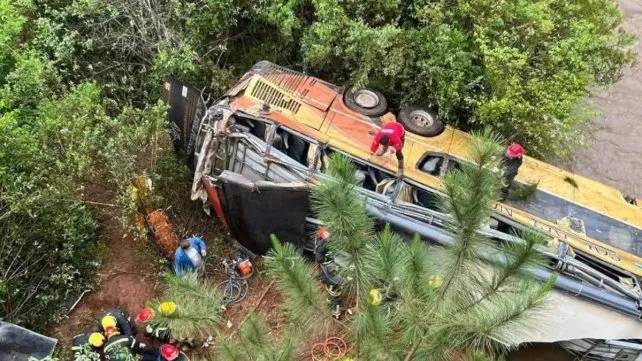 Tragedia en Misiones: un micro de larga distancia cayó a un arroyo y al menos nueve personas murieron