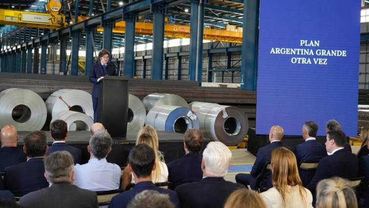 Ampliar la jornada laboral, flexibilizar convenios: la reforma esclavista de Milei y las patronales