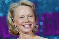 Pamela Anderson se hizo un drástico cambio de look y acaparó las miradas en París: “Fan de tu rojo”
