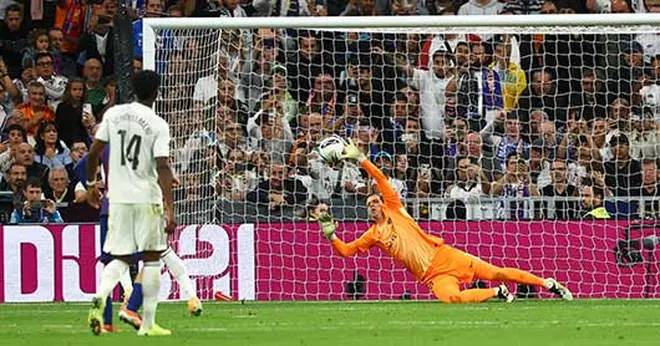 Real Madrid vence 2-1 al Barcelona tras gol polémico avalado por VAR