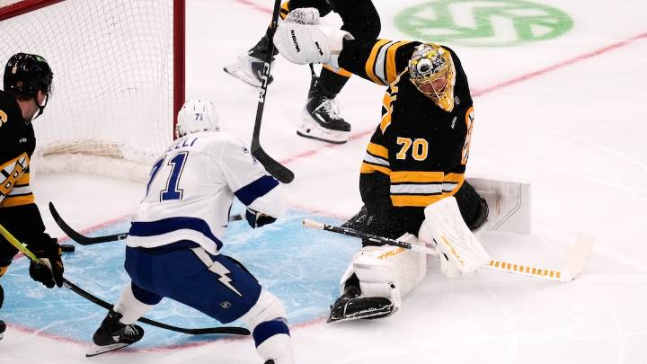 Lightning hold off Bruins to secure their 1st win of the season