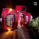 Atienden Cruz Roja y Bomberos volcadura de tractocamión en Coquimatlán
