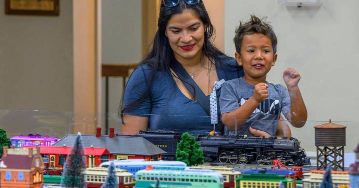 Artisan craft, food vendors fill downtown Brunswick for annual Railroad Days