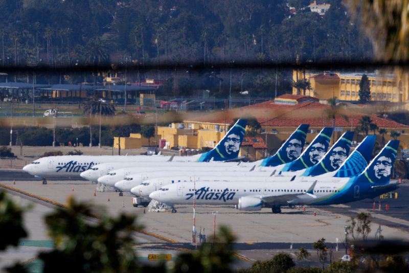 Alaska Air cuts annual profit forecast on higher fuel costs